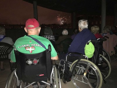 Fuegos artificiales en la Residencia de ancianos Txurdinagabarri de Bilbao