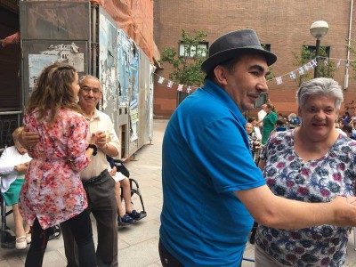 La Residencia Txurdinagabarri acompaña a la de Kirikiño en las fiestas de Santutxu Con la Residencia de Ancianos Kirikiño de Santutxu