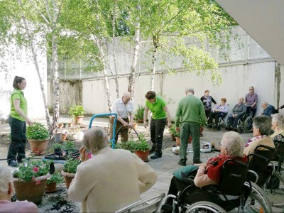 AKI Durango dona material de jardinería a la Residencia Barandiaran de mayores Trabajadoras de AKi explican a las personas mayores cómo cuidar las plantas