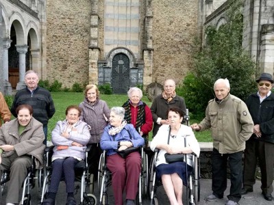 Mayores de la Residencia Barandiaran de Durango visitan Urkiola El grupo de la Residencia de ancianos de Durango, en el exterior del templo
