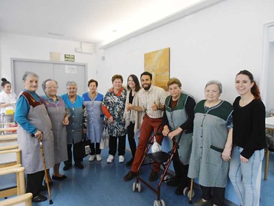 El Centro de Día Barandiaran desarrolla un programa de reminiscencia intergeneracional e intercultural Participantes en el progrma de reminiscencia del Centro de Día de Personas Mayores de Durango