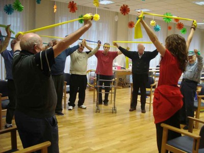 Circuito para mejorar el equilibrio y evitar caídas Personas mayores ejercitando el equilibrio y la movilidad en la Residencia Txurdinagabarri de Bilbao