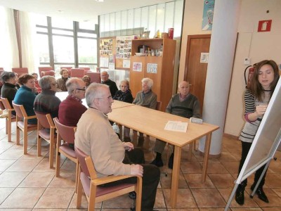 Los mayores del Centro de Día de Eskoriatza aprenden sobre los cuidados de la piel Sesión de Educación para la Salud