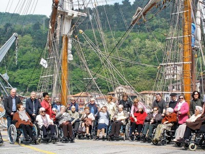 La Residencia Santiago de Villabona, en el Festival Marítimo de Pasaia Personas mayores de la Residencia Santiago en Pasaia