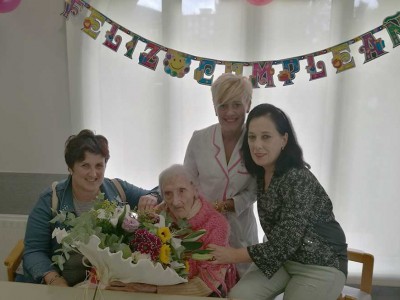 La alcaldesa Maite Izagirre de Villabona y la concejala Arantxa López, con Pilar Garaiburu