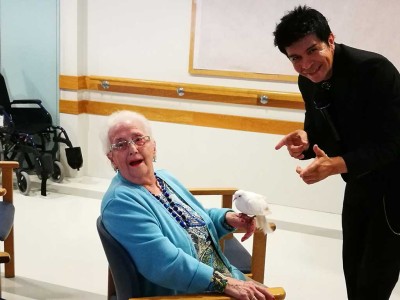 Tarde de magia y humor en la Residencia Txurdinagabarri con Mad Martin Encuentros de Magia