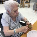 Geure izozkiak egiten Txurdinagabarrin Taller de helados en la Residencia geriátrica Txurdinagabarri