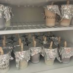 Geure izozkiak egiten Txurdinagabarrin Taller de helados en la Residencia geriátrica Txurdinagabarri