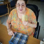 Geure izozkiak egiten Txurdinagabarrin Taller de helados en la Residencia geriátrica Txurdinagabarri