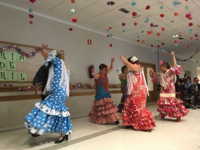 Bailando sevillanas en la Residencia Txurdinagabarri