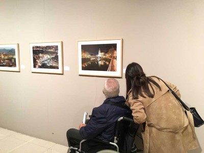 Contemplando los "Paisajes transformados" de Bilbao Ancianos de Txurdinagabarri en la exposición