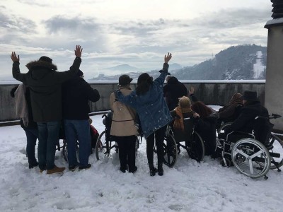 Disfrutando con la nieve en Txurdinagabarri Nieve en la Residencia de ancianos Txurdinagabarri de Bilbao