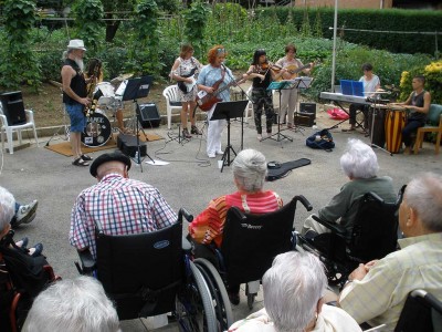 Concierto de Anakruxa en la Residencia de personas ancianos Santiago de Villabona