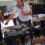 Asando sardinas frente a la Residencia Santiago