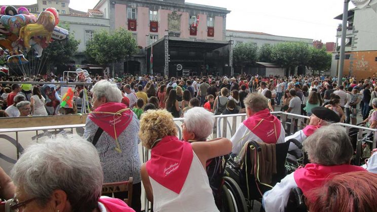 Viendo el txupinazo de Villabona