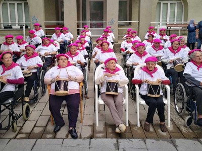 Los tambores vuelven a sonar en la Residencia Santiago de Villabona Tamborrada en la Residencia de ancianos Santiago de Villabona, Gipuzkoa