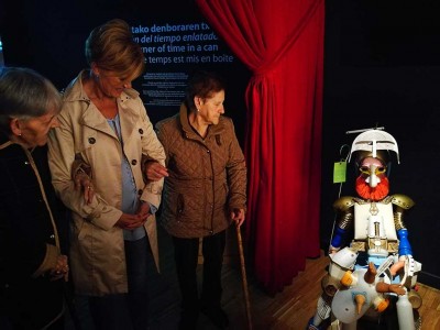 La residencia Santiago visita el Centro Internacional del Títere de Tolosa Visita de la Residencia de personas mayores Santiago de Villabona al Topic de Tolosa