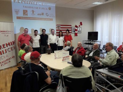 Reminiscencia y fútbol en la Residencia de ancianos Txurdinagabarri