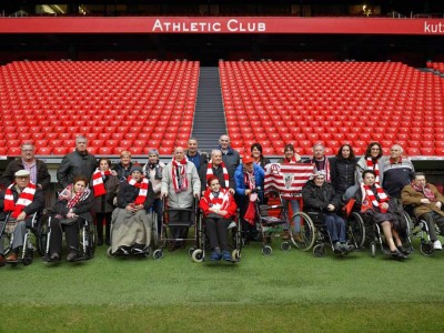Visita a San Mamés del Taller de Reminiscencia y Fútbol de la Residencia Barandiaran