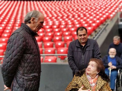 San Mamés acoge de nuevo a los grupos de los Talleres de Reminiscencia Visita a San Mamés del Taller de Reminiscencia de la Residencia de la tercera edad Txurdinagabarri de Bilbao