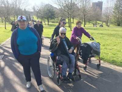 Caminando por los alrededores de la Residencia de mayores Txurdinagabarri