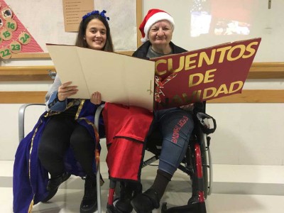Cuentacuentos navideño en la Residencia de mayores Txurdinagabarri