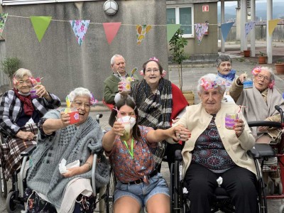 Fiesta tropical en Txurdinagabarri FIesta tropical en la Residencia de la tercera edad Txurdinagabarri