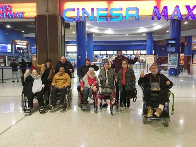 La Residencia de mayores Txurdinagabarri va al cine