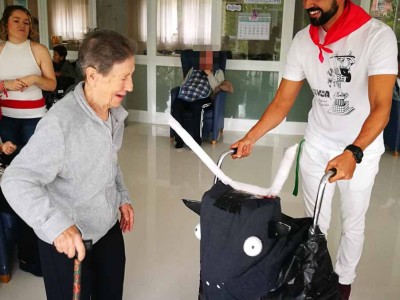 Rojo y blanco en la Residencia y Centro de Día Txurdinagabarri San Fermín en la Residencia de ancianos Txurdinagabarri