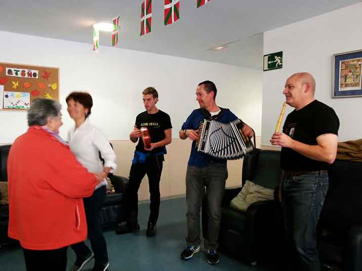 Durangoko Barandiaran Egoitzak San Faustoak ospatu ditu La Residencia Joxe Miel Barandiaran de Durango celebra los San Faustos