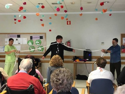 El mago Nock nos deja con la boca abierta en Txurdinagabarri Truco de magia con cuerdas en la Residencia de ancianos Txurdinagabarri de Bilbao