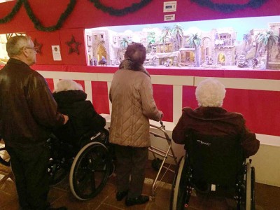 En la exposición de belenes de Bilbao Personas mayores de Txurdinagabarri en la Exposición de Belenes