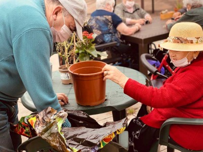 Taller de jardinería en la Residencia de mayores Txurdinagabarri