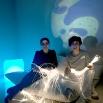 Naroa Odriozola integratzaile soziala eta Leire Zamora psikologoa Snoezelen aretoan