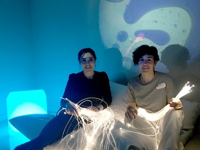 Naroa Odriozola integratzaile soziala eta Leire Zamora psikologoa Snoezelen aretoan