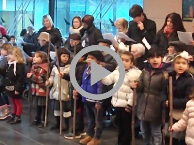 Vídeo: Coro de Santa Águeda de niños y niñas de la Ikastola Arizmendi y amonas y aitonas del Centro de Día Aita Menni de Arrasate Agate Deuna Abesbatza