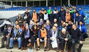 Aita Menni Ospitaleko Oroipen Tailerreko parte-hartzaileek Reala taldea bisitatuko dute Zubietan Personas mayores con la plantilla de la Real Sociedad