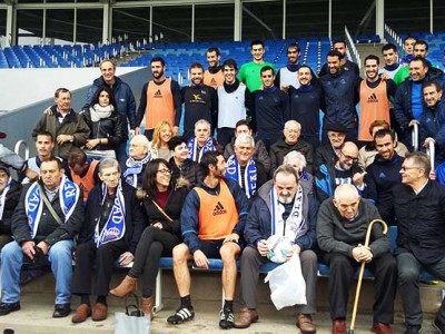 Personas mayores con la plantilla de la Real Sociedad