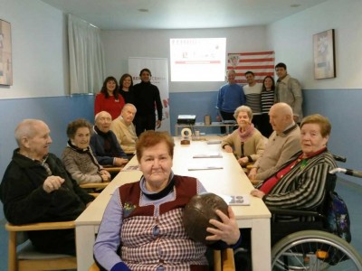 Aguiar y Javi González, nuevos dinamizadores del Taller de Reminiscencia en Barandiaran y Txurdinagabarri Taller de Reminiscencia basada en el Fútbol