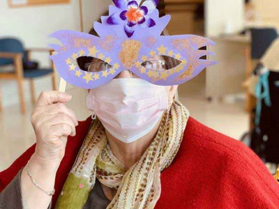 Disfraces y máscaras en el taller de manualidades