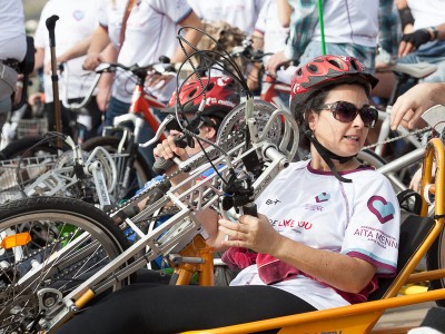 Zure botoak balio du. Lagundu ADAM elkarteari “Gure heroientzat" deialdian Una deportista de la Agrupación Deportiva Aita Menni, con su handybike