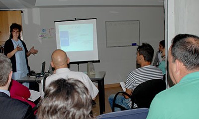 Hemen dira berriro saio monografikoak garuneko erasana duten pertsonak etxean zaintzen dituztenentzat Hemen dira berriro saio monografikoak garuneko erasana duten pertsonak etxean zaintzen dituztenentzat
