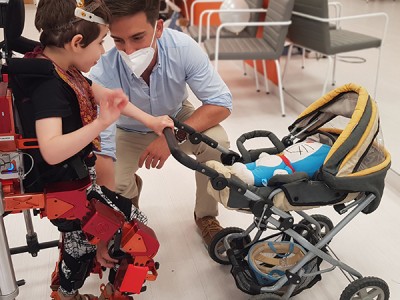 Iris oinez munduko lehen exoeskeleto pediatrikoari esker: Atlas 2030 Iris oinez munduko lehen exoeskeleto pediatrikoari esker: Atlas 2030