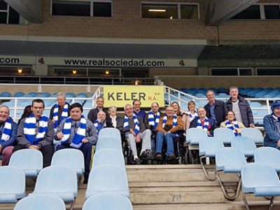 Futbolari beteranoek eta Realak une zoriontsuak banatu dituzte Zuatzuko erabiltzaileen artean Futbolari beteranoek eta Realak une zoriontsuak banatu dituzte Zuatzuko erabiltzaileen artean