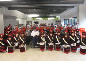 El Centro de Día de Daño Cerebral Aita Menni vuelve a disfrutar de la Tamborrada