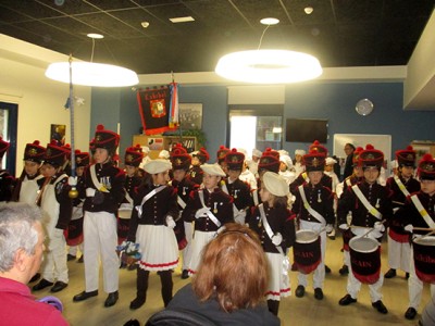Los colegios Eskibel y Erain traen de nuevo la alegría de la Tamborrada a nuestro centro en Zuatzu Los colegios Eskibel y Erain traen de nuevo la alegría de la Tamborrada a nuestro centro en Zuatzu