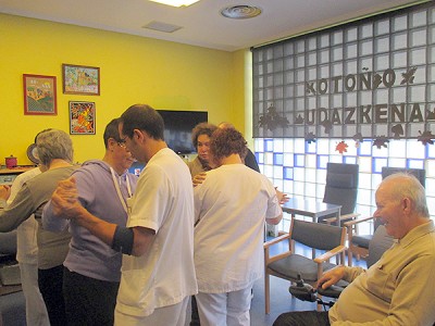 Azoka Garuneko Kalteko Eguneko Zentroan dantzatzen Azoka Garuneko Kalteko Eguneko Zentroan dantzatzen