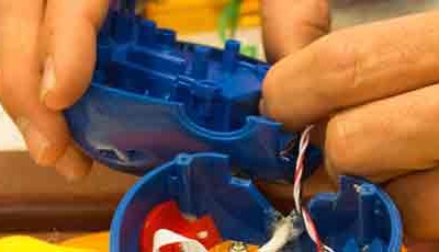 Aniztasun funtzionala duten neska-mutilentzako jostailuak egokitzeko dohako tailerra Taller de juguetes para niños con discapacidad