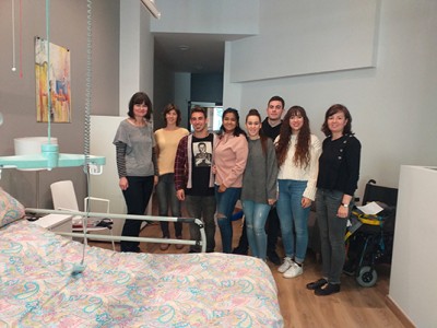 Estudiantes de Atención Sociosanitaria a Personas Dependientes y de Integración Social visitan la exposición de Etxetek