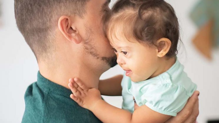 Gizon bat Down sindromea duen alabari eusten